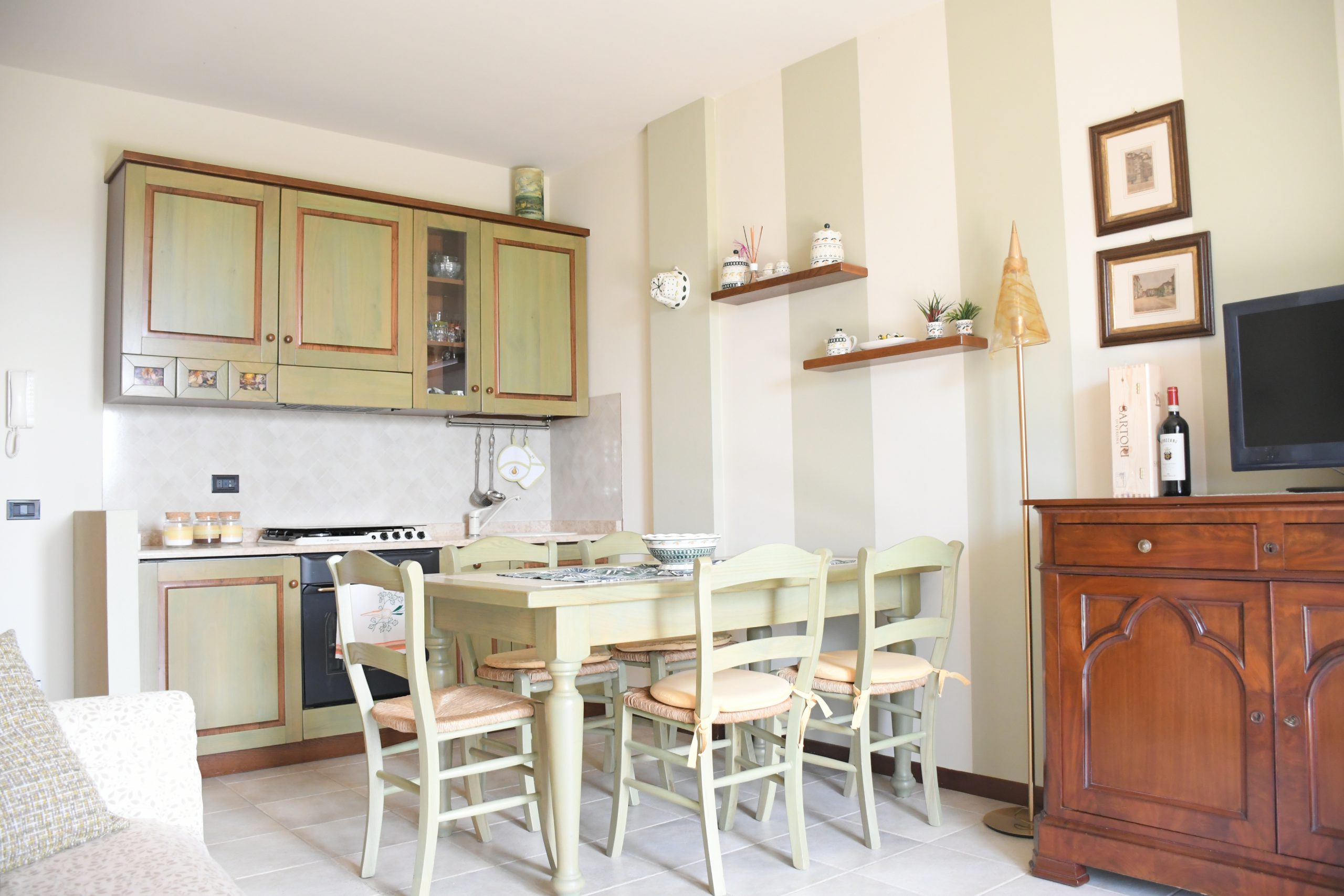 SIMONA'S HOME Apartment in Desenzano and Sirmione - Living Room Fully equipped kitchen